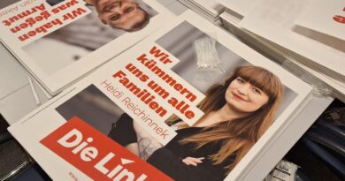 Die Plakate sind da, sie werden aufgehangen.