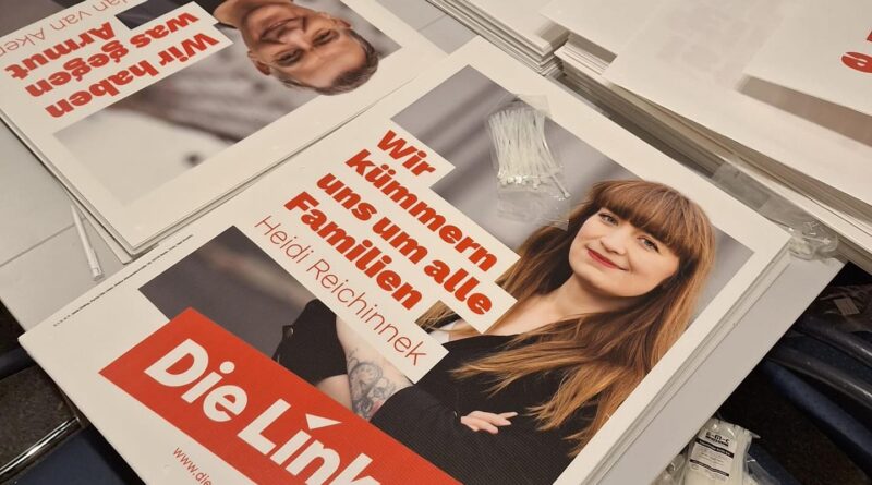 Die Plakate sind da, sie werden aufgehangen.