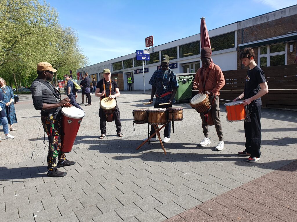 Machen Stimmung vor und während der Demo: eine Trommlergruppe