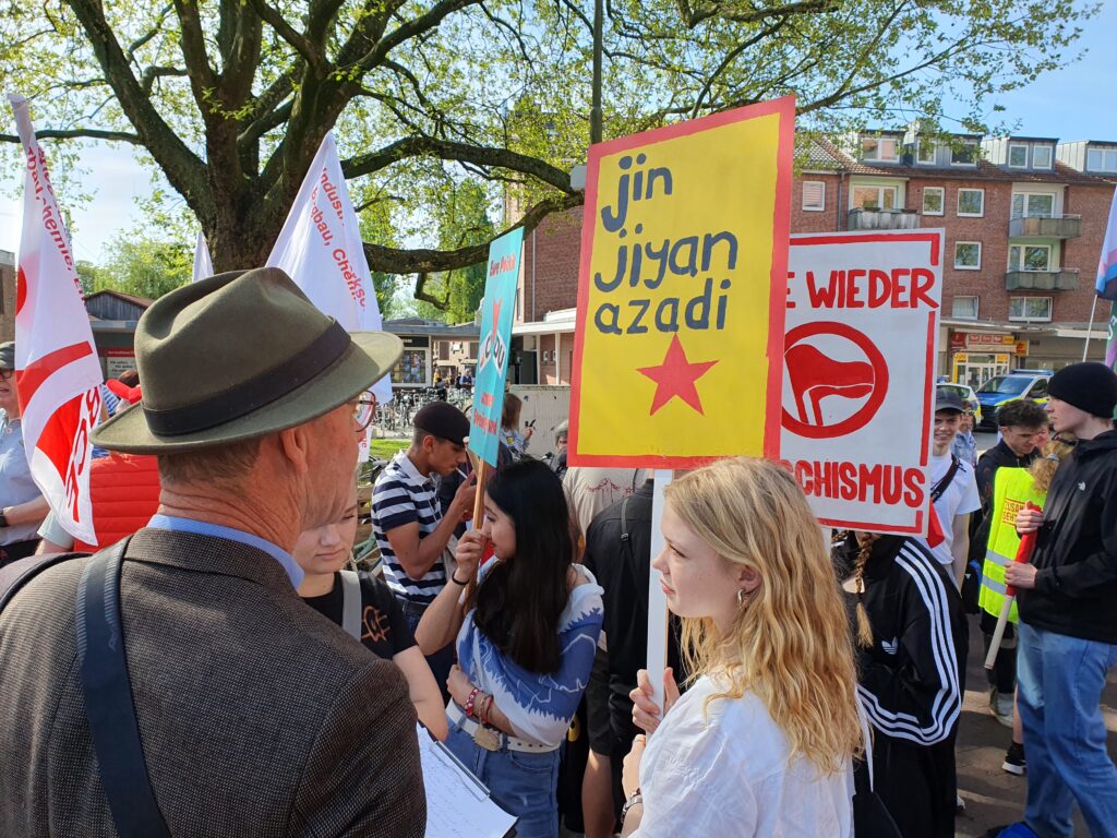 Plakat mit der Aufschrift "Frauen leben Freiheit" auf kurdisch