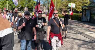 Im Demozug am 1. Mai in Elmshorn