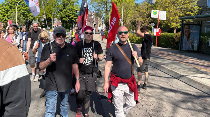 Im Demozug am 1. Mai in Elmshorn