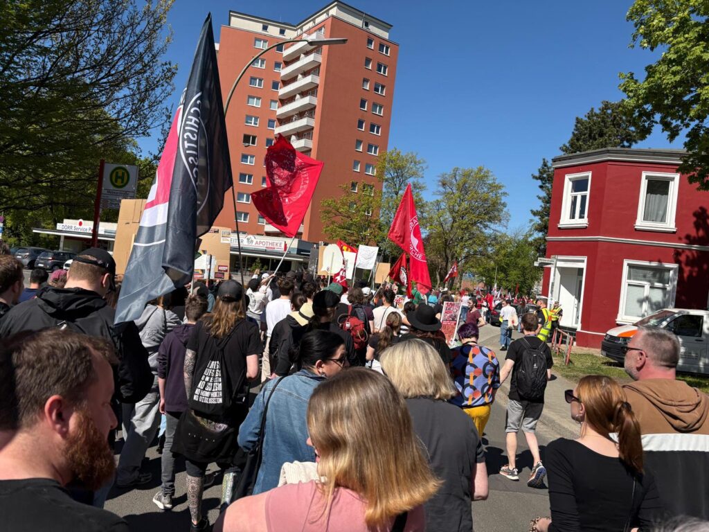 Im Demozug am 1. Mai in Elmshorn