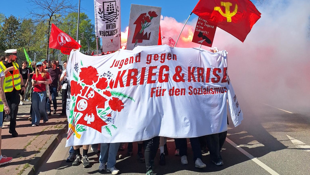 Im Demozug am 1. Mai in Elmshorn