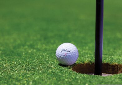 Golfball vor Loch