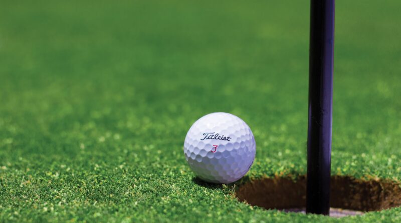 Golfball vor Loch